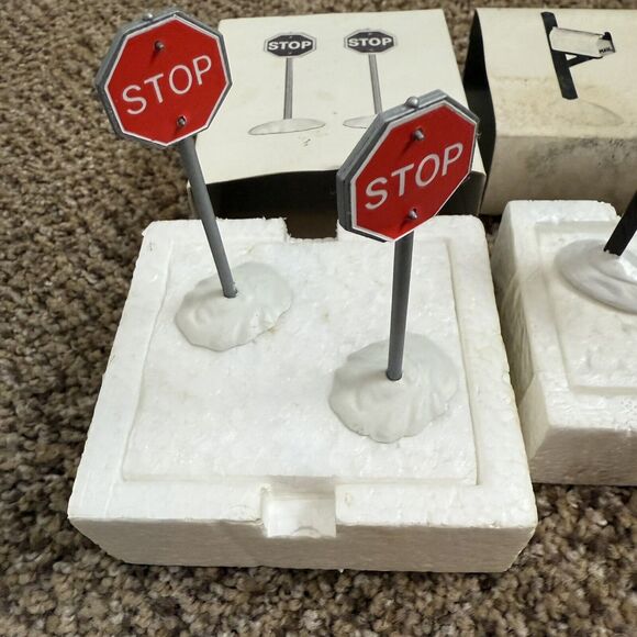 Lot Of 3 Dept 56 Set Trash Cans. Fire Hydrant And Mailbox, And Set Of Stop Signs - Picture 7 of 13